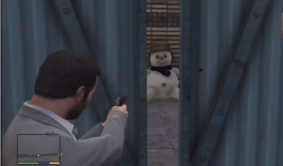 Michael observando el muñeco de nieve