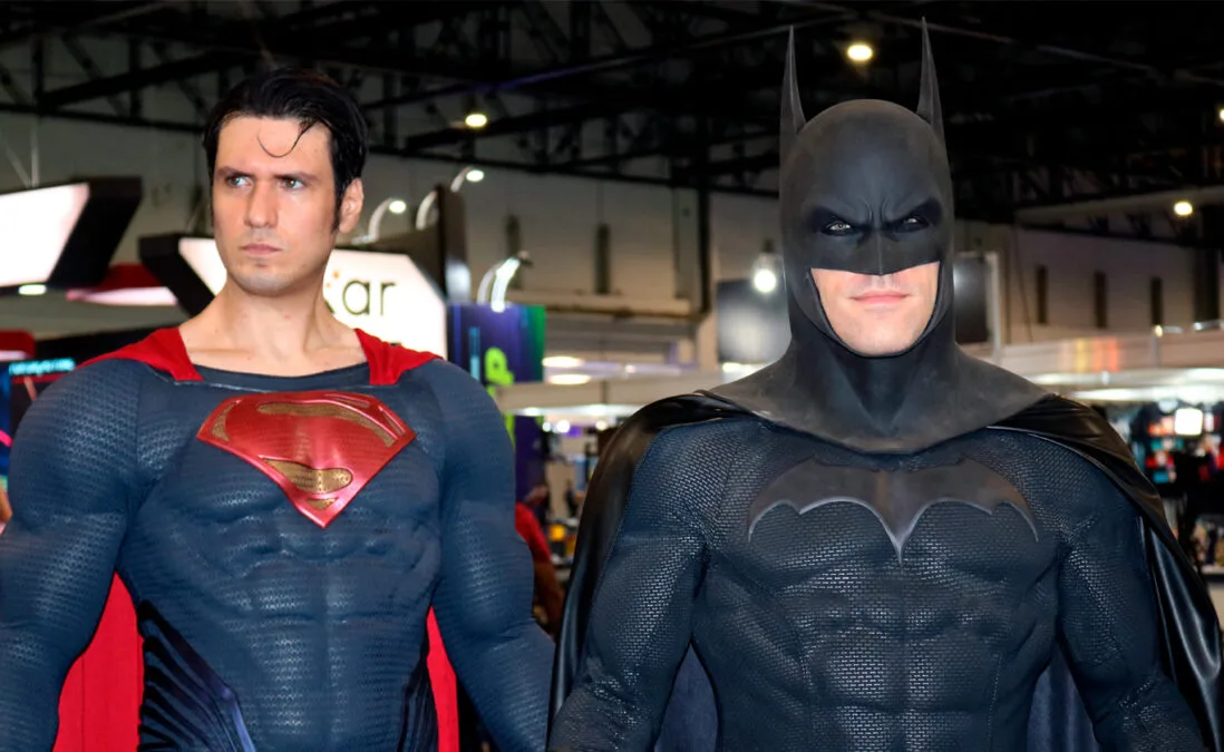 Cosplayers Superman y Batman